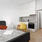 Quiet Apartment With Kitchen Near The Metro