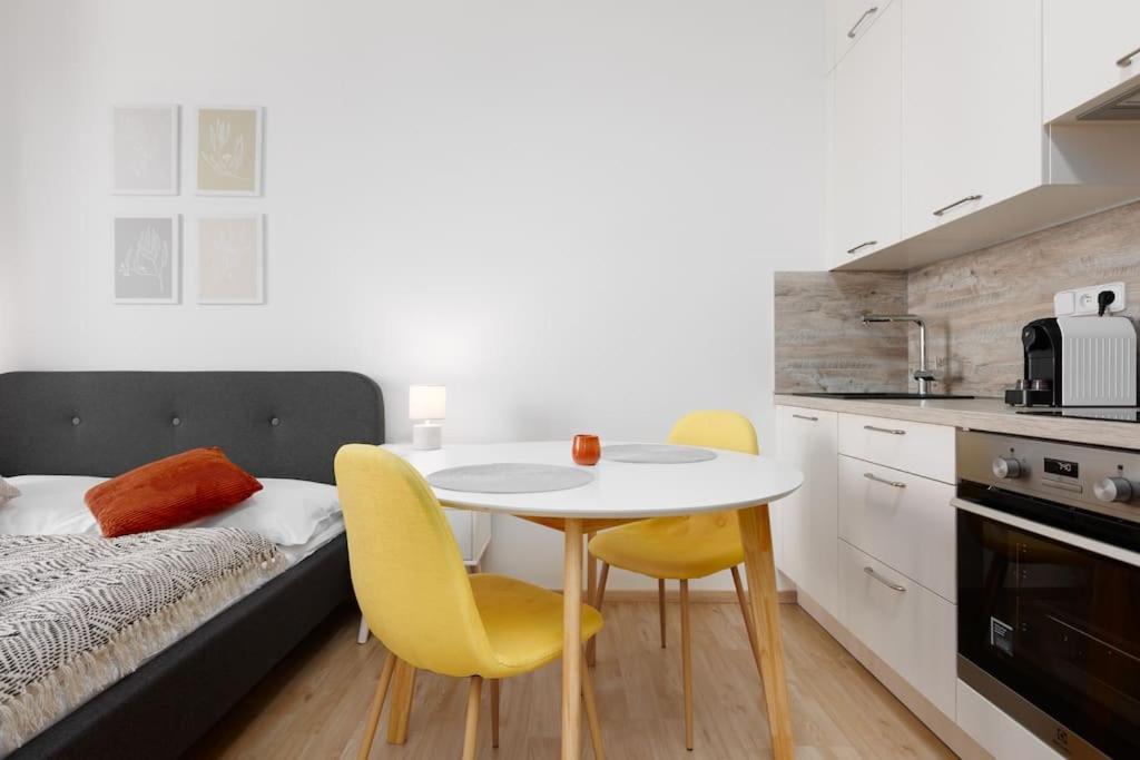 Quiet With Kitchen Near The Metro