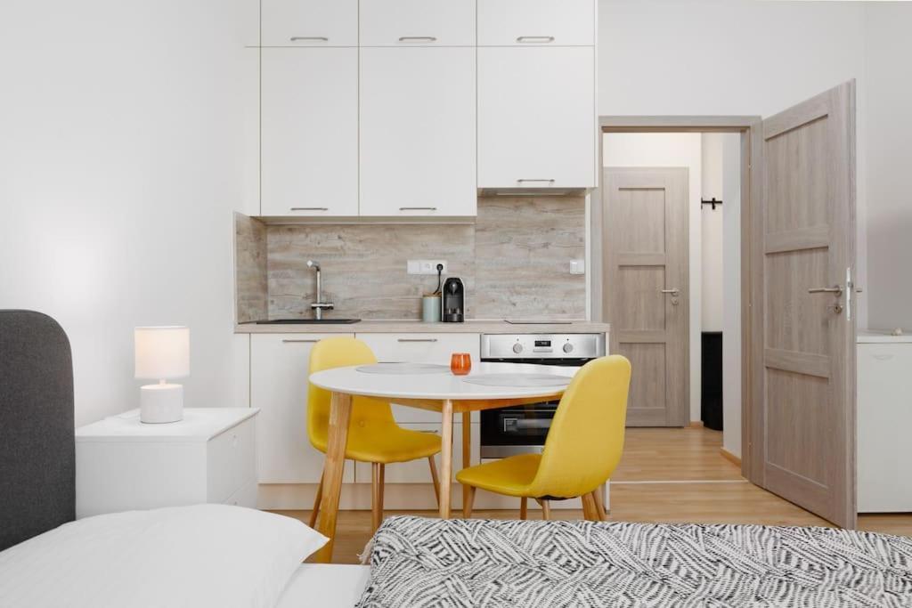 Quiet With Kitchen Near The Metro Apartment Prague
